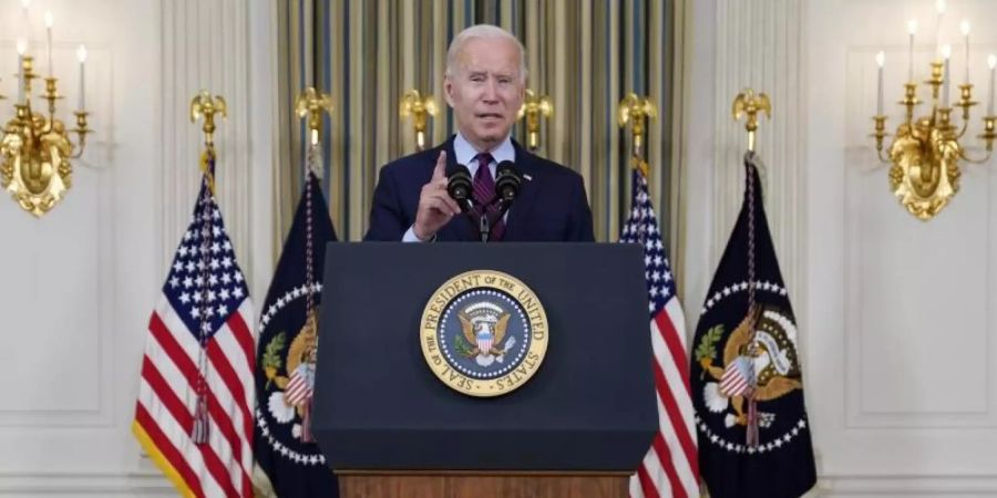 Joe Biden, Präsident der USA, hält eine Rede zur Schuldenobergrenze während einer Veranstaltung im State Dining Room des Weissen Hauses. Foto: Evan Vucci/AP/dpa