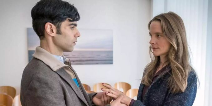 Baran (Ogulcan Arman Uslu) und Marion (Anne Ratte-Polle) in einer Szene des Films «Es gilt das gesprochene Wort". Foto: Boris Laewen/ZDF/Arte/dpa Baran (Ogulcan Arman Uslu) und Marion (Anne Ratte-Polle) in einer Szene des Films «Es gilt das gesprochene Wort". Foto: Boris Laewen/ZDF/Arte/dpa