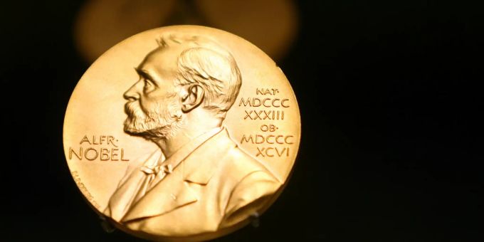 ARCHIV - 08.12.2007, Schweden, Stockholm: Eine Medaille mit dem Konterfei von Alfred Nobel ist im Nobel Museum zu sehen. Nobelpreis-Medaille