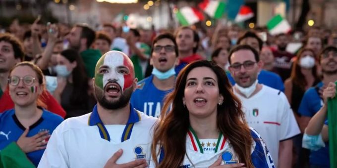 Die italienischen Fans hoffen auf einen weiteren Erfolg ihrer Fussball-Nationalmannschaft. Foto: Alessandra Tarantino/AP/dpa nations league