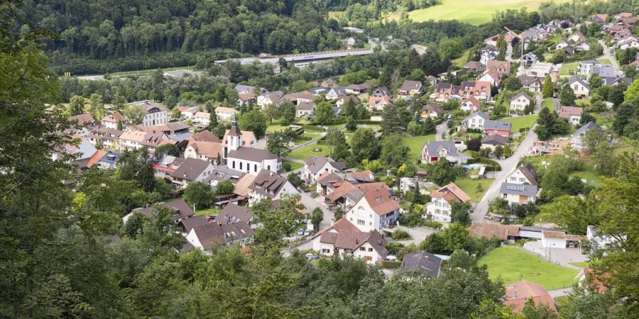 Blick auf den Dorfkern von Duggingen mit der römisch-katholischen Kirche Johannes der Täufer.