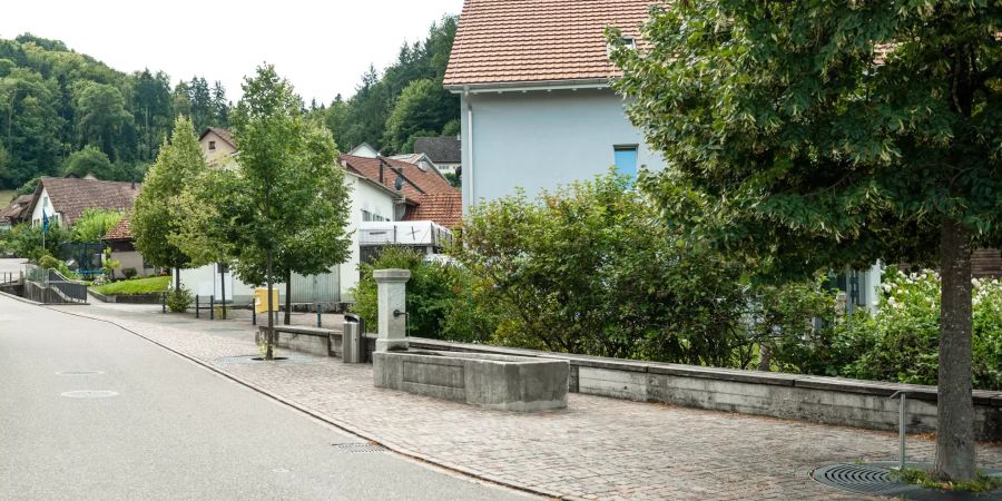 Auf dem Dorfplatz in Münchwilen (AG).