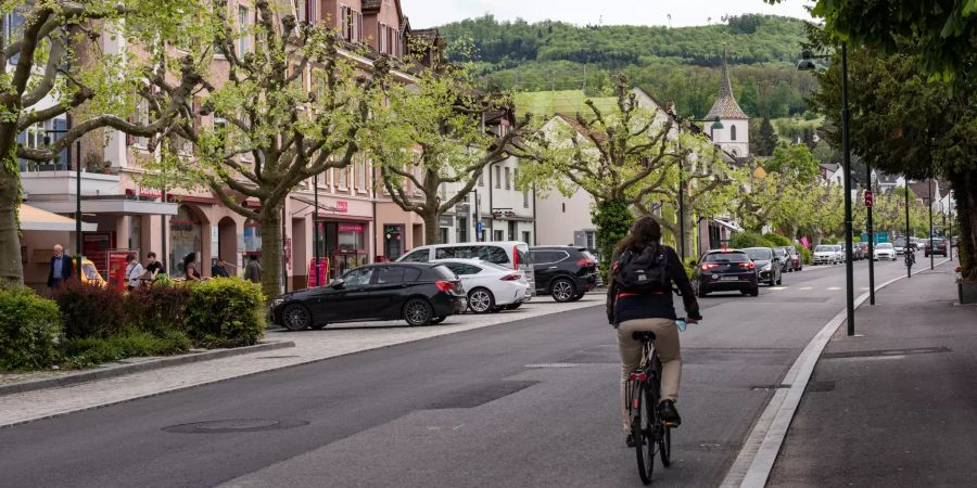 Velofahrer auf der Hauptstrasse in Muttenz.