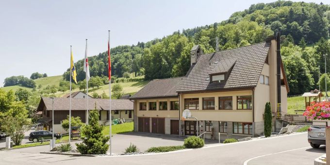 Liedertswil, Gemeindezentrum. Liedertswil wird im Volksmund als «Tschoppenhof» bezeichnet. Liedertswil, Gemeindezentrum. Liedertswil wird im Volksmund als «Tschoppenhof» bezeichnet.