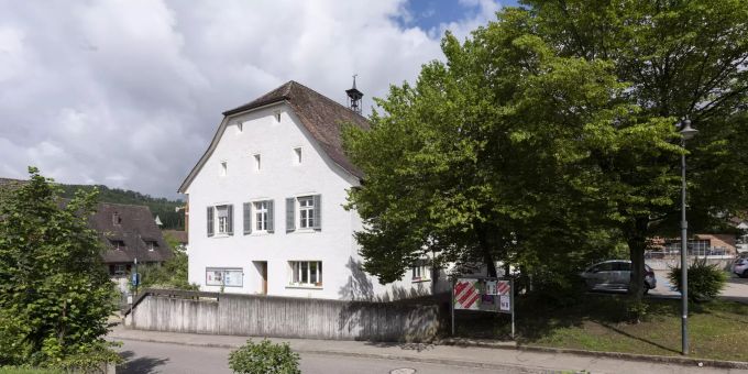 Die Primarschule am Dorfweg 11 in Zwingen. Die Primarschule am Dorfweg 11 in Zwingen.