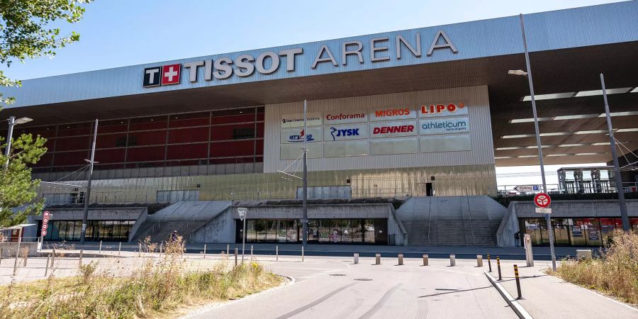 Die Tissot Arena am Boulevard des Sports 18 in Biel beherbergt neben einem Einkaufszentrum auch das Eisstadion des SC Biel mit Nebenfeld, das Fussballstadions des FC Biel, eine Curlinghalle und vier Aussensportfeldern.