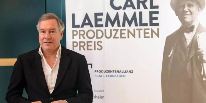 Nico Hofmann neben einem Porträt von Carl Laemmle. Foto: Stefan Puchner/dpa Nico Hofmann neben einem Porträt von Carl Laemmle. Foto: Stefan Puchner/dpa