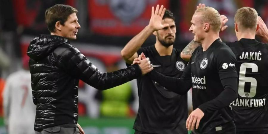 Frankfurts Trainer Oliver Glasner (l) freut sich mit Sebastian Rode nach dem Spiel. Foto: Arne Dedert/dpa