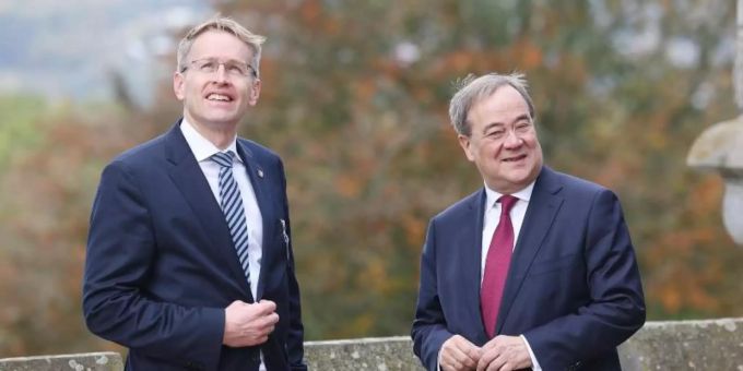Armin Laschet (r, CDU), Ministerpräsident von Nordrhein-Westfalen, begrüsst auf Schloss Drachenburg seinen Amtskollegen aus Schleswig-Holsterin, Daniel Günther (CDU). Foto: Oliver Berg/dpa Armin Laschet (r, CDU), Ministerpräsident von Nordrhein-Westfalen, begrüsst auf Schloss Drachenburg seinen Amtskollegen aus Schleswig-Holsterin, Daniel Günther (CDU). Foto: Oliver Berg/dpa