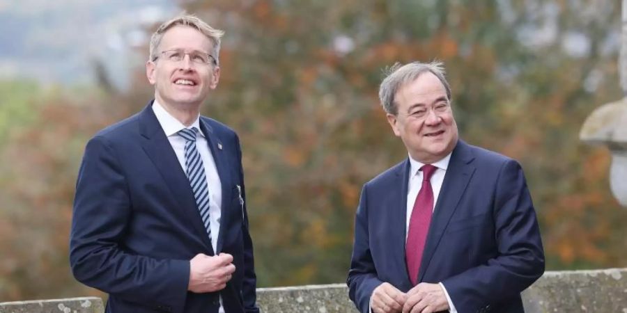 Armin Laschet (r, CDU), Ministerpräsident von Nordrhein-Westfalen, begrüsst auf Schloss Drachenburg seinen Amtskollegen aus Schleswig-Holsterin, Daniel Günther (CDU). Foto: Oliver Berg/dpa