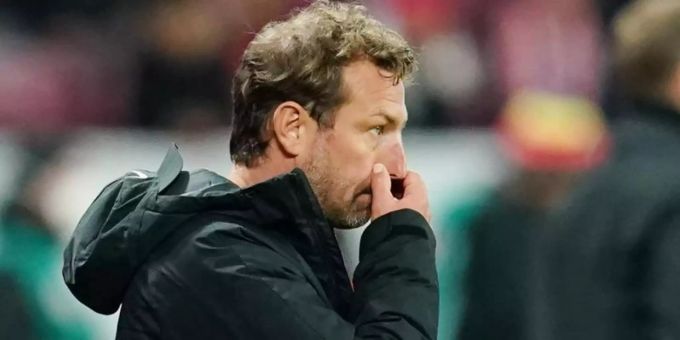 War nach der Augsburger Pleite in Mainz mächtig angesäuert: Markus Weinzierl. Foto: Uwe Anspach/dpa War nach der Augsburger Pleite in Mainz mächtig angesäuert: Markus Weinzierl. Foto: Uwe Anspach/dpa