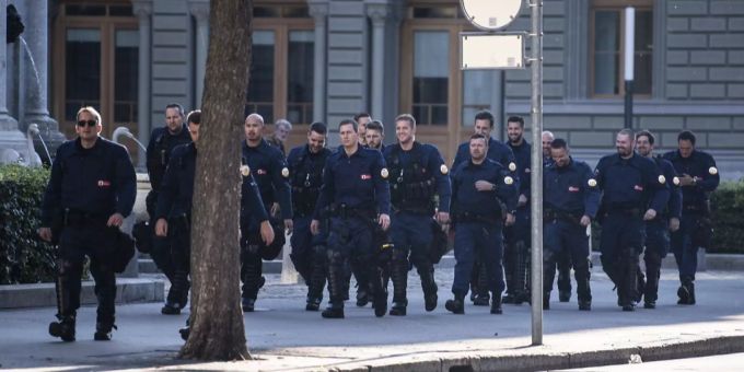 Derzeit kein seltenes Bild: Berner Polizisten marschieren vor einer unbewilligten Kundgebung im September zum Coronavirus zum Bundeshaus. Coronavirus