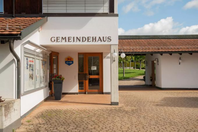Eingang beim Gemeindehaus an der Staldenstrasse 8905 Arni. Eingang beim Gemeindehaus an der Staldenstrasse 8905 Arni.