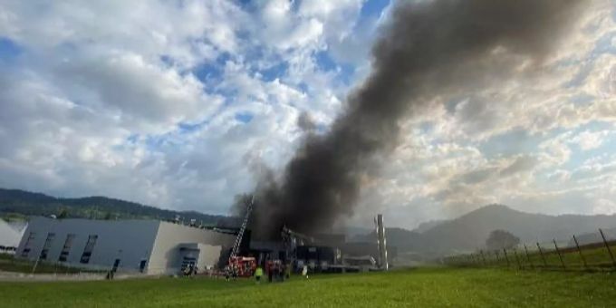 Polizei - Breitenbach SO: Brand im Industriebetrieb