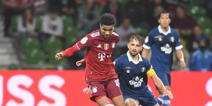 Bayerns Malik Tillmann (l) behauptet gegen Alexander Arnhold vom Bremer SV den Ball. Malik Tillman