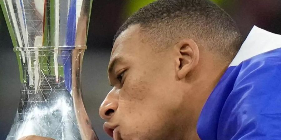 Frankreichs Kylian Mbappé küsst den Pokal. Foto: Luca Bruno/AP/dpa