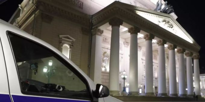 Ein Wagen von Sicherheitsbeamten steht vor dem Moskauer Bolschoi Theater. Foto: Mikhail Japaridze/TASS/dpa Ein Wagen von Sicherheitsbeamten steht vor dem Moskauer Bolschoi Theater. Foto: Mikhail Japaridze/TASS/dpa