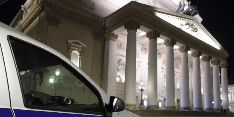 Ein Wagen von Sicherheitsbeamten steht vor dem Moskauer Bolschoi Theater. Foto: Mikhail Japaridze/TASS/dpa