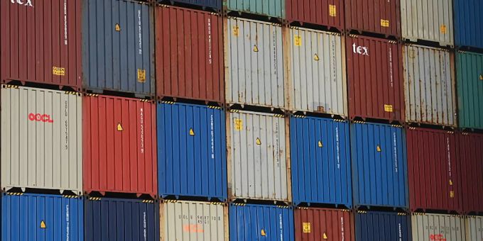 Weil Lastwagenfahrer fehlen, die die Container wegtransportieren, gibt es an britischen Häfen nun einen Container-Stau. (Symbolbild) Weil Lastwagenfahrer fehlen, die die Container wegtransportieren, gibt es an britischen Häfen nun einen Container-Stau. (Symbolbild)