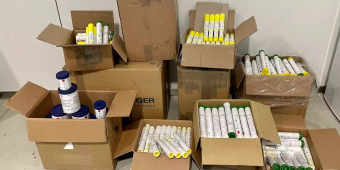 Die sichergestellte pyrotechnische Material. Zoll Fackeln