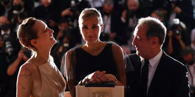 La réalisatrice Julia Ducournau, entourée de l'actrice Agathe Rousselle et de l'acteur Vincent Lindon, lors de la remise de la Palme d'or du festival de Cannes le 17 juillet 2021 La réalisatrice Julia Ducournau, entourée de l'actrice Agathe Rousselle et de l'acteur Vincent Lindon, lors de la remise de la Palme d'or du festival de Cannes le 17 juillet 2021