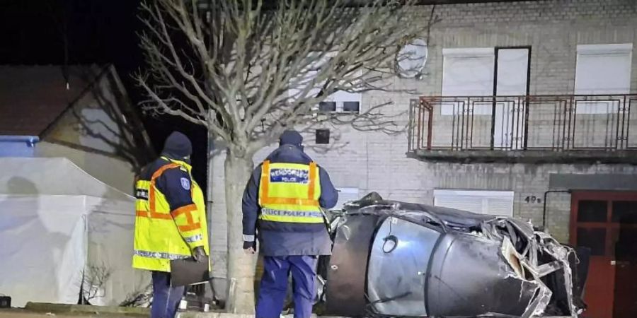 Gerichtsmediziner den Ort eines tödlichen Unfalls. Foto: Uncredited/Hungarian Police/AP/dpa