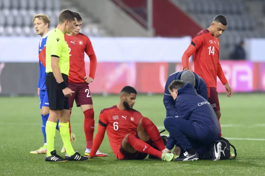 Mittelfeldspieler und Captain Simon Sohm muss das Feld nach einem Misstritt vorzeitig verlassen.