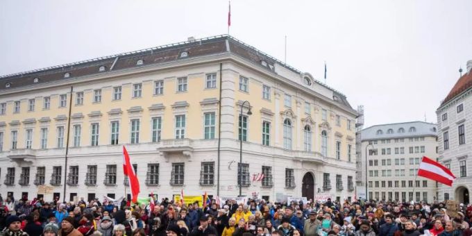 Nach einem Corona-Krisengipfel der Regierung kam es zu den Protesten in der österreichischen Hauptstadt. Foto: Georg Hochmuth/APA/dpa Nach einem Corona-Krisengipfel der Regierung kam es zu den Protesten in der österreichischen Hauptstadt. Foto: Georg Hochmuth/APA/dpa