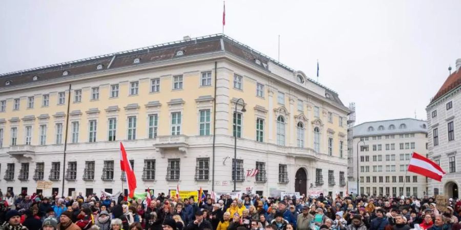 Nach einem Corona-Krisengipfel der Regierung kam es zu den Protesten in der österreichischen Hauptstadt. Foto: Georg Hochmuth/APA/dpa