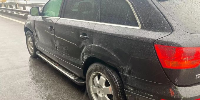 An der Strasseneinrichtung sowie am Fahrzeug entstand Sachschaden. Unfall