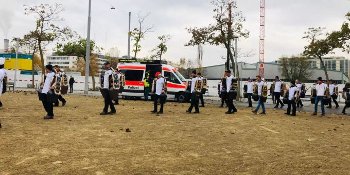 An der Demo am Leutschenbach nehmen auch die Freiheitstrychler teil. demo