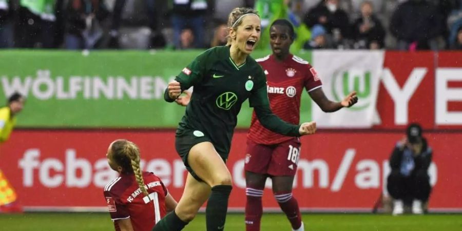 Wolfsburgs Kathrin Hendrich (M) jubelt über ihren Treffer zum 1:0, daneben Bayerns Giulia Gwinn (l) und Viviane Asseyi. Foto: Angelika Warmuth/dpa