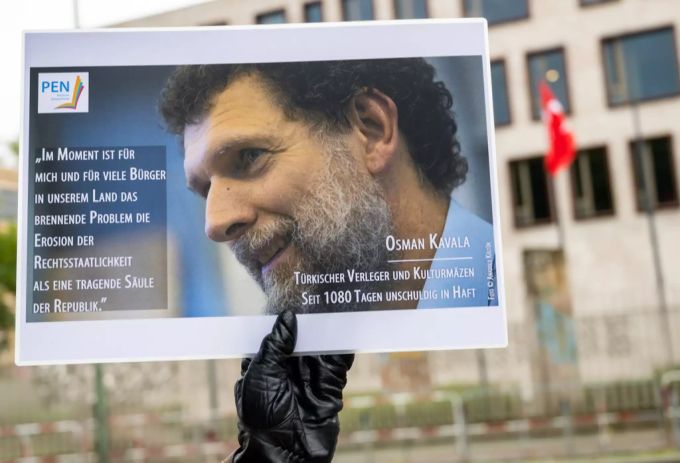 Eine Mahnwache des PEN-Zentrums für den Kulturmäzen Osman Kavala im Jahr 2020. osman kavala