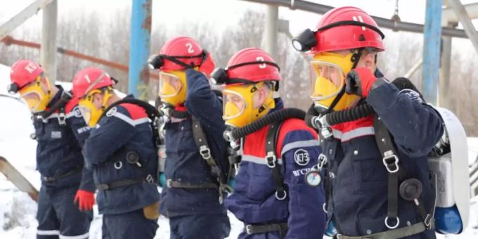 Rettungskräfte bereiten sich auf den Einsatz in dem Kohlebergwerk im Gebiet Kemerowo vor. Foto: Uncredited/Russian Ministry for Emergency Situations/AP/dpa Rettungskräfte bereiten sich auf den Einsatz in dem Kohlebergwerk im Gebiet Kemerowo vor. Foto: Uncredited/Russian Ministry for Emergency Situations/AP/dpa