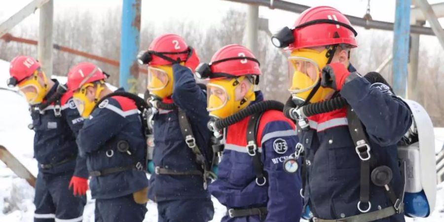 Rettungskräfte bereiten sich auf den Einsatz in dem Kohlebergwerk im Gebiet Kemerowo vor. Foto: Uncredited/Russian Ministry for Emergency Situations/AP/dpa