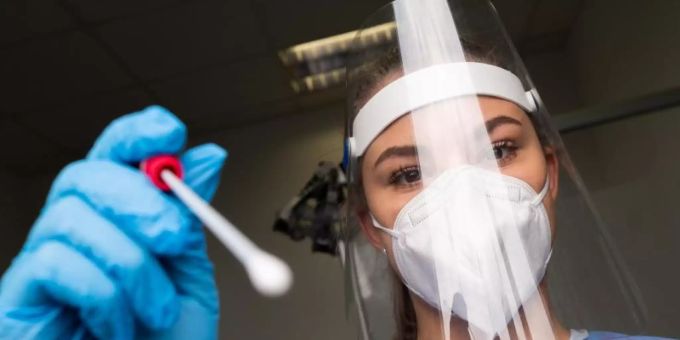Eine Frau kurz vor dem Ausführen eines Tests auf das Coronavirus. Coronavirus