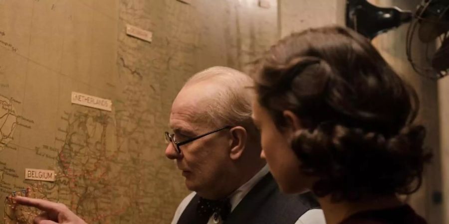 Churchill (Gary Oldman) erklärt seiner Sekretärin Elizabeth (Lily James) den Frontverlauf. Foto: Jack English/ZDF/dpa