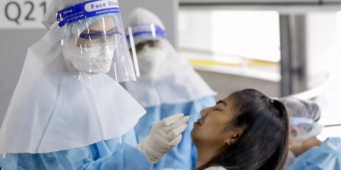 Eine Frau wird in Thailand auf das Coronavirus getestet. (Archivbild) Thailand