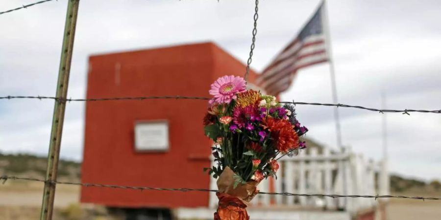 In Gedenken an die verstorbene Kamerafrau: Ein Blumenstrauss vor der Bonanza Creek Film Ranch. Foto: Andres Leighton/AP/dpa