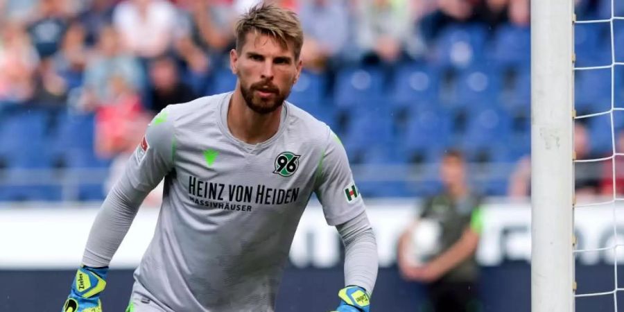 Ron-Robert Zieler ist der Torwart von Hannover 96. Foto: Peter Steffen/dpa