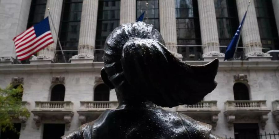 Die Bronzefigur «Fearless Girl» der US-amerikanischen Bildhauerin Visbal steht vor dem Gebäude der New York Stock Exchange (NYSE). (Archivbild). Foto: Bryan Smith/ZUMA Wire/dpa