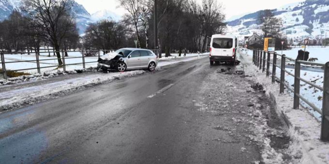 Auf der Haagerstrasse ist es zu einer Frontalkollision zwischen einem Auto und einem Schulbus gekommen.