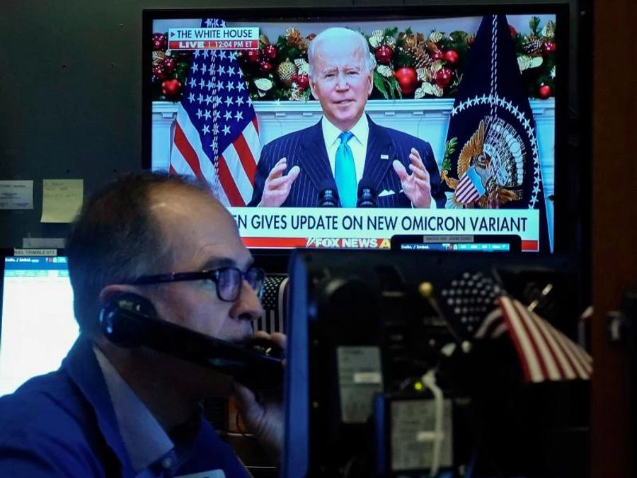 Händler Mark Puetzer arbeitet auf dem Parkett der Wall Stret. Der erste Omikron-Fall in den USA hat den Erholungsversuch der angeschlagenen US-Börsen rasch beendet. Foto: Richard Drew/AP/dpa