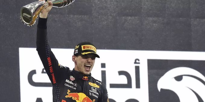 Max Verstappen (Red Bull Racing) jubelt beim Abu-Dhabi-GP der Formel 1 über den Rennsieg und den WM-Titel. Max Verstappen Formel 1