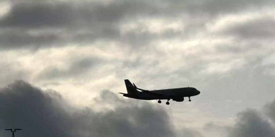 Flugzeug am Himmel