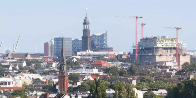 Hamburger Stadtpanorama. Für Häuser, Wohnungen und Grundstücke müssen die Menschen in Deutschland immer tiefer in die Tasche greifen. Foto: Jonas Walzberg/dpa Hamburger Stadtpanorama. Für Häuser, Wohnungen und Grundstücke müssen die Menschen in Deutschland immer tiefer in die Tasche greifen. Foto: Jonas Walzberg/dpa