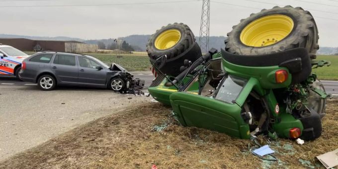 Nach Traktor-Unfall - Gaffer verursacht im Aargau zweiten Unfall