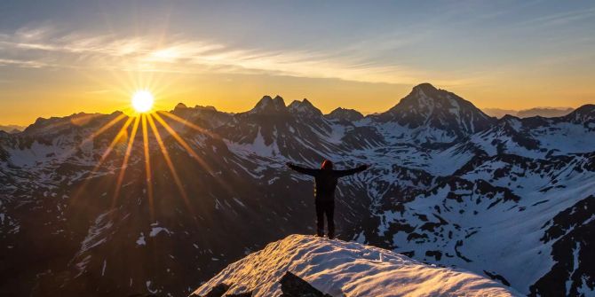 Berg Schnee Sonnenaufgang Person ausgebreitete Arme