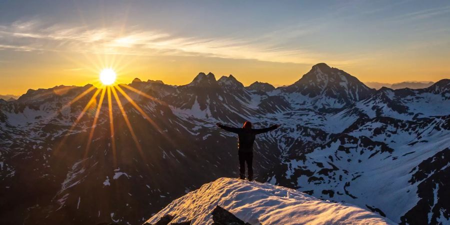 Berg Schnee Sonnenaufgang Person ausgebreitete Arme