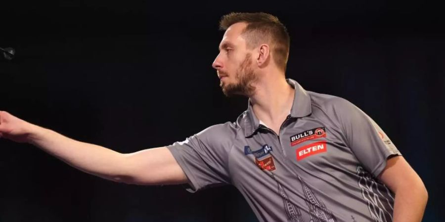 Der deutsche Darts-Profi schmeisst die Nummer fünf der Welt, den Belgier Dimitri van den Bergh, aus der Darts-WM. Foto: Adam Davy/PA Wire/dpa